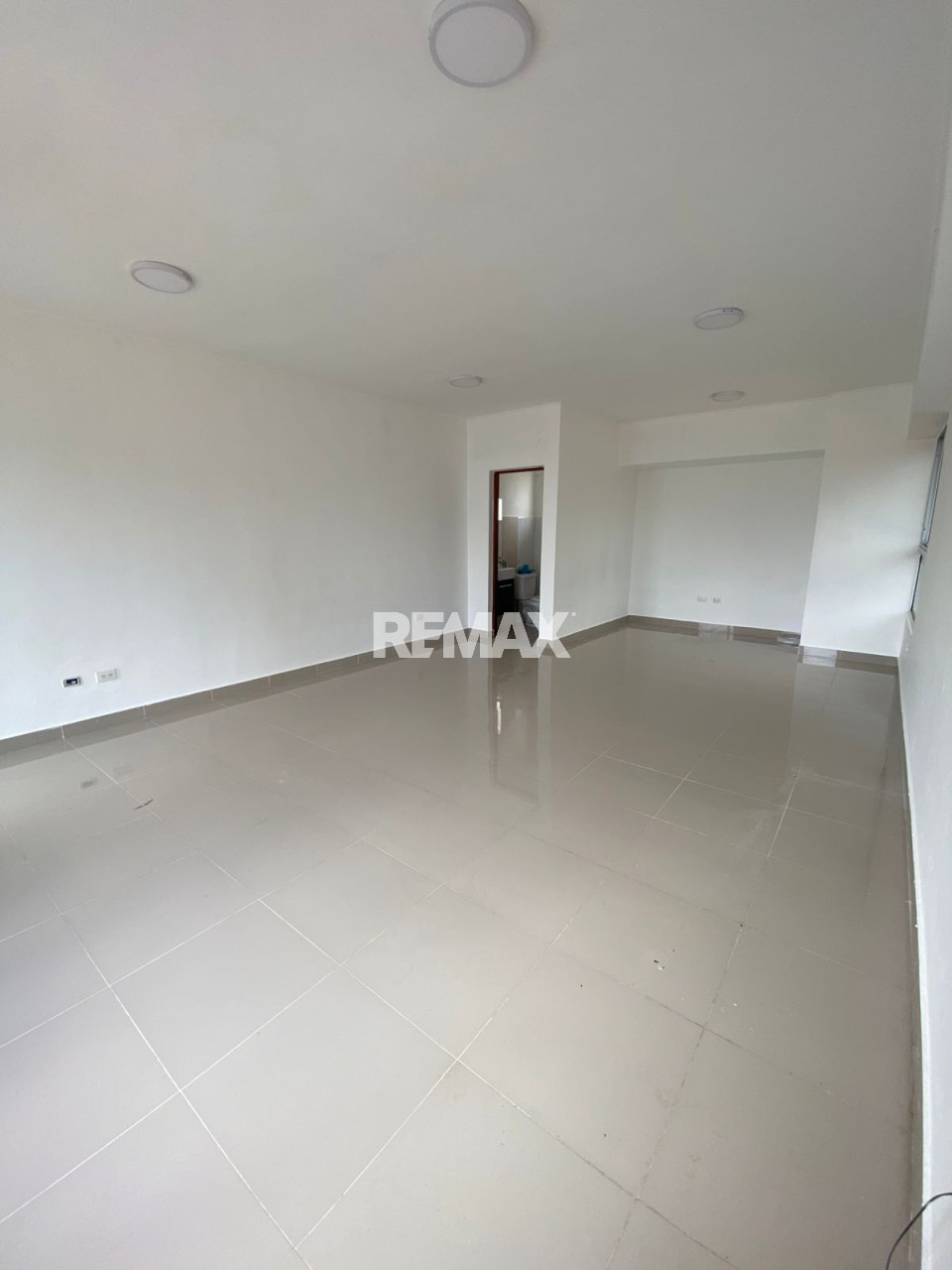 Local Comercial en SANTO DOMINGO DE GUZMÁN, URBANIZACION FERNÁNDEZ