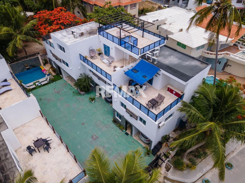 Villa de 2 Niveles con Jacuzzi Privado en Los Corales - 1