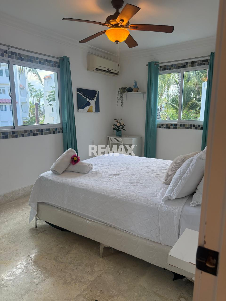 Villa de 2 Niveles con Jacuzzi Privado en Los Corales - 4