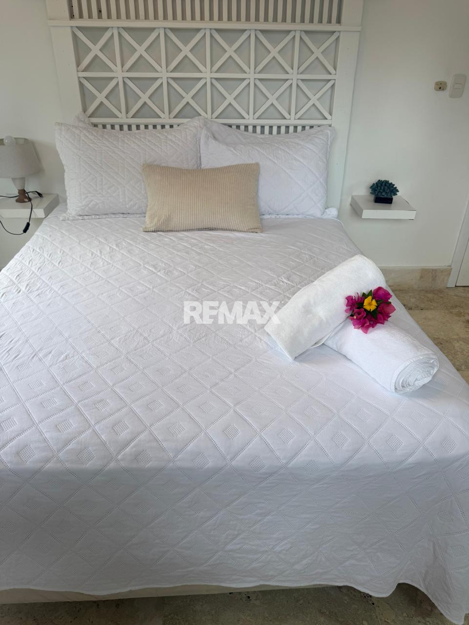 Villa de 2 Niveles con Jacuzzi Privado en Los Corales - 15