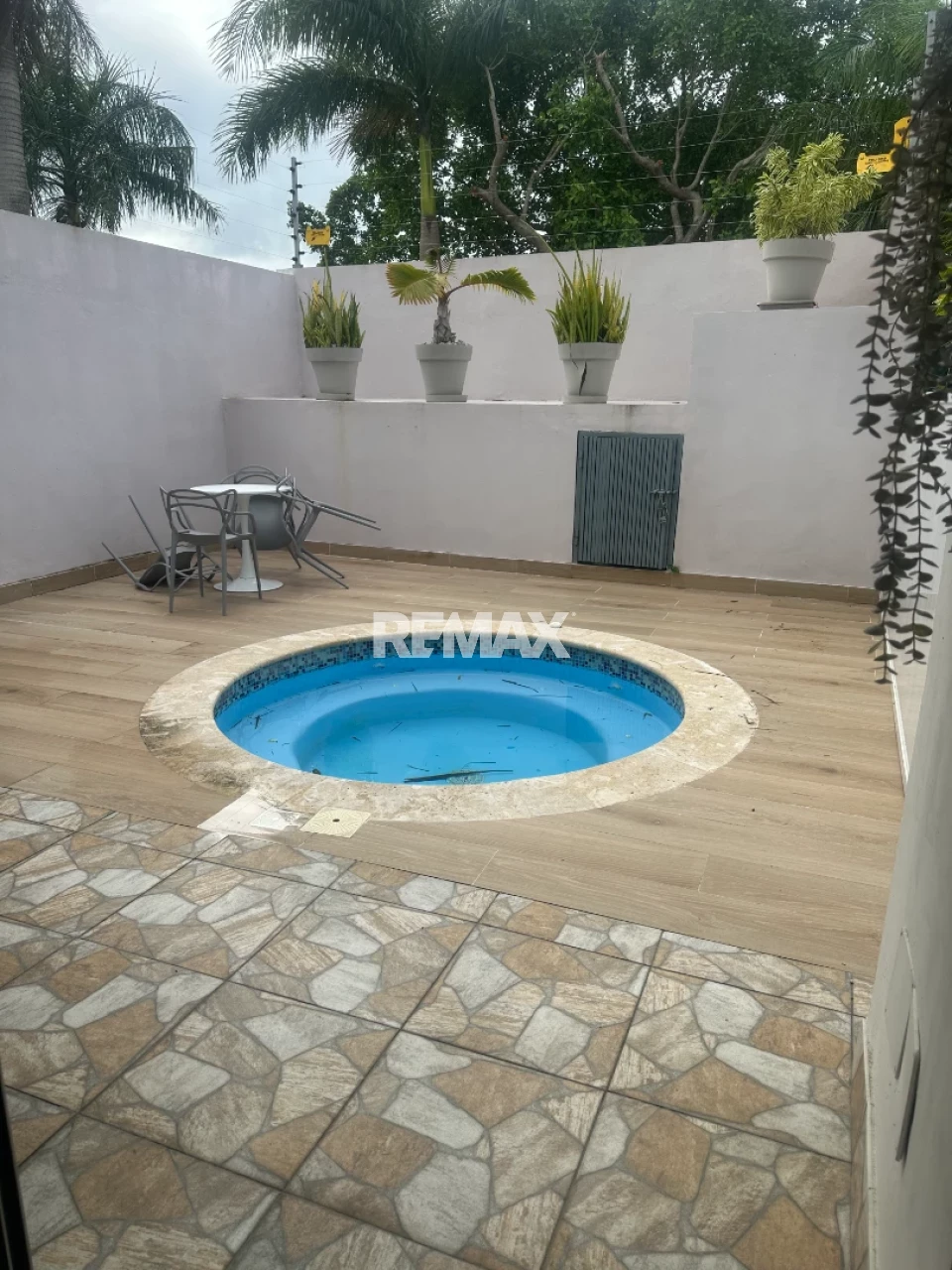 HERMOSA PROPIEDAD EN BAVARO A 5 MINUTOS DE LA PLAYA - 9