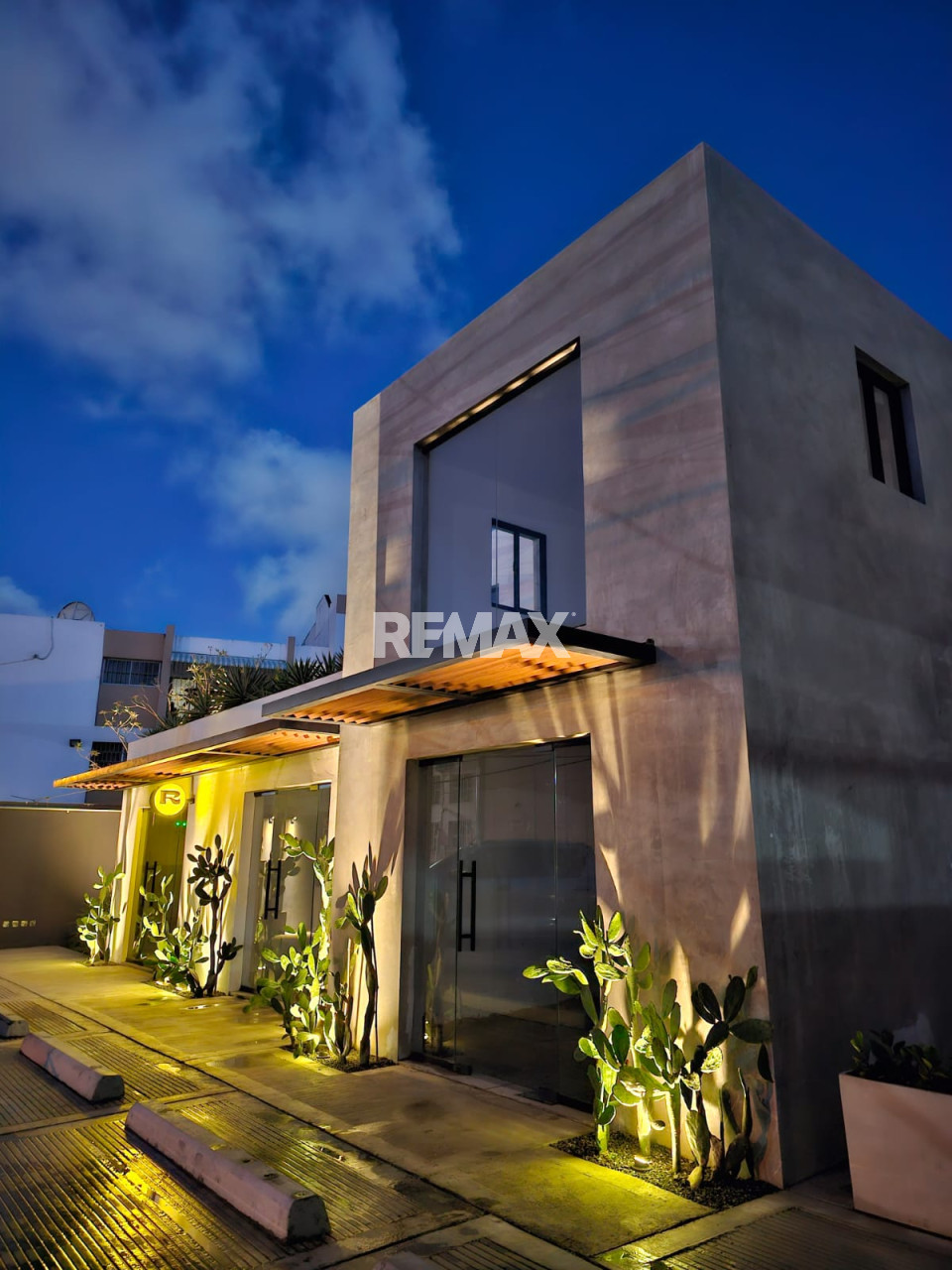 Local Comercial en SANTO DOMINGO DE GUZMÁN, URBANIZACION FERNÁNDEZ