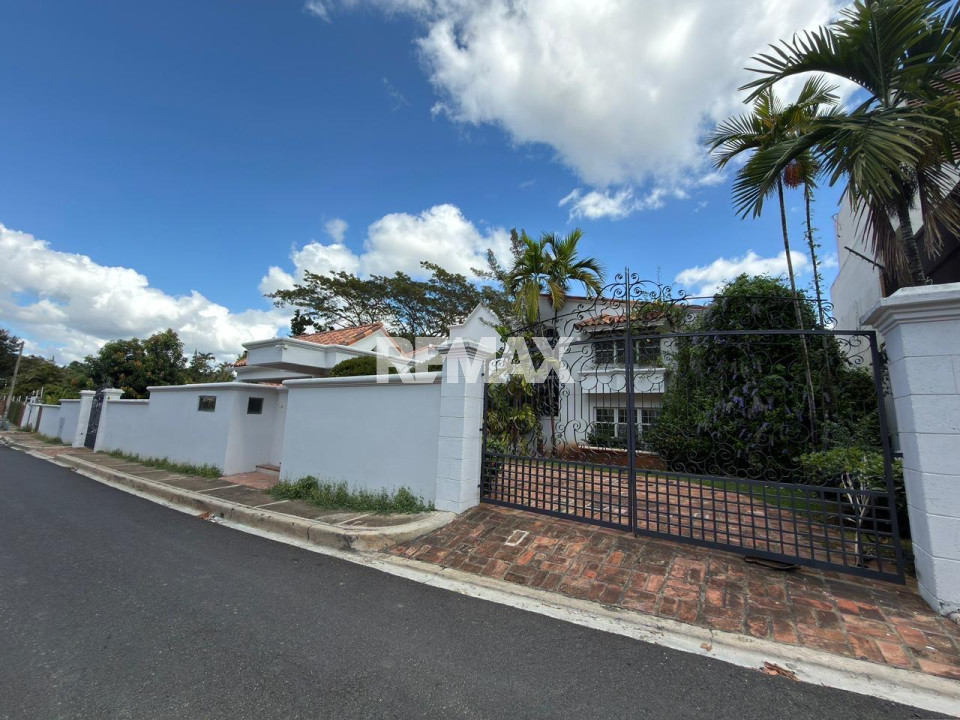 House en SANTO DOMINGO DE GUZMÁN, Viejo Arroyo Hondo